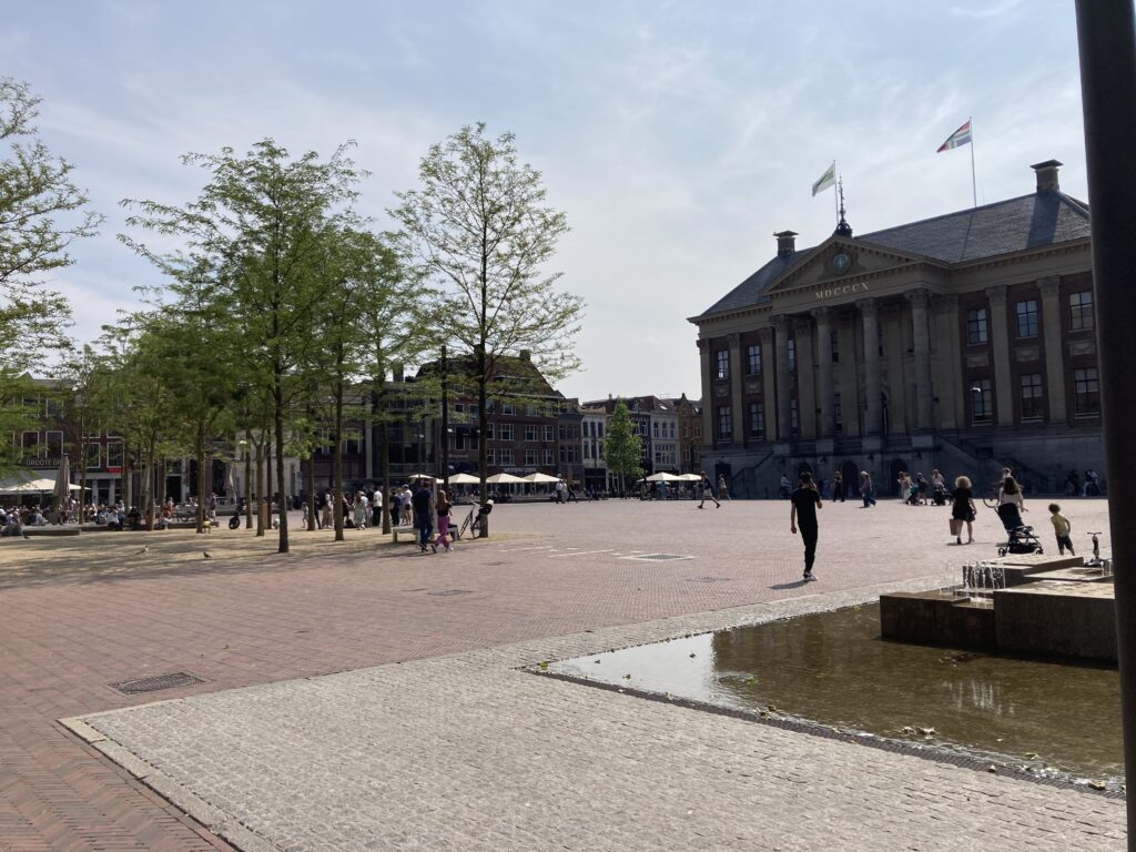Grote Markt in Groningen mit Stadshuis im Hintergrund