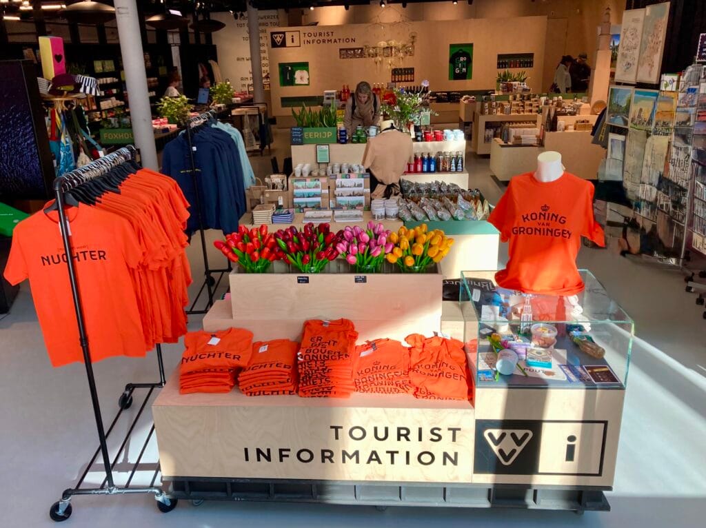 Groninger Tourist-Info im Forum. Orangefarbenen T-Shirts mit der Aufschrift Nuchter und Koning van Groningen